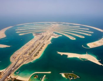 Featured is an aerial photo by an unknown photographer that depicts the beautiful symmetry of the Dubai landscape.